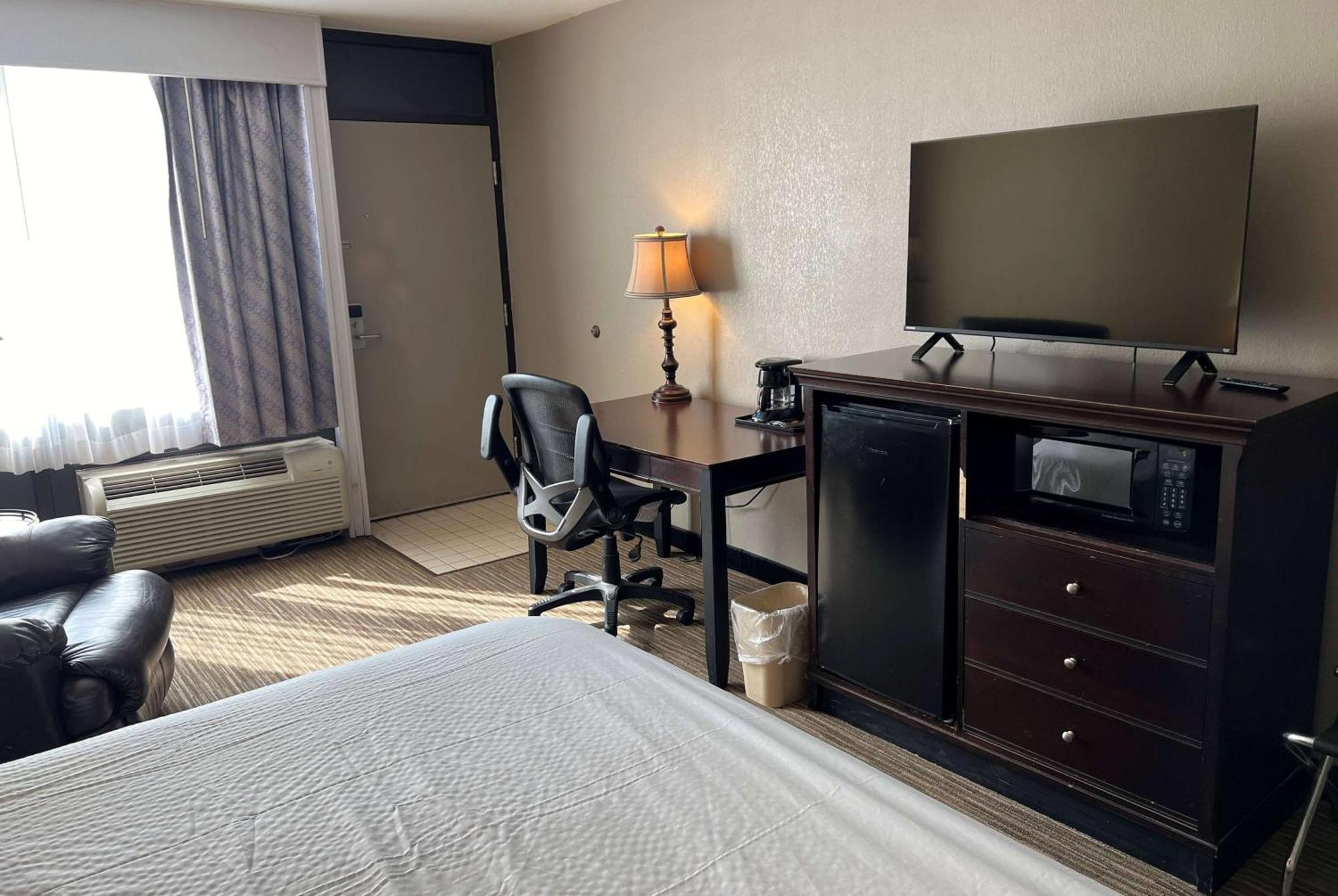 Days Inn By Wyndham Pittsburg Ks Εξωτερικό φωτογραφία
