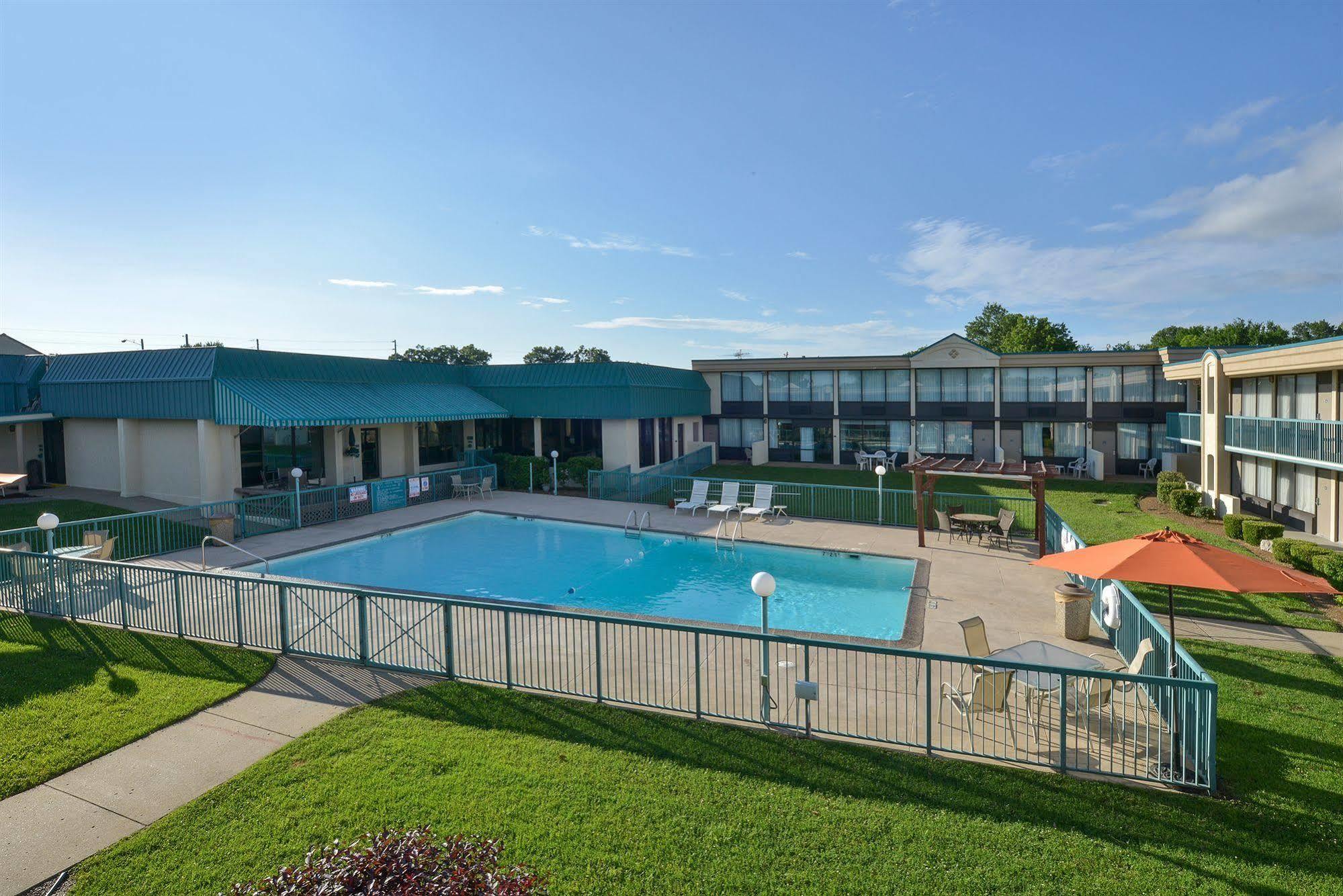 Days Inn By Wyndham Pittsburg Ks Εξωτερικό φωτογραφία