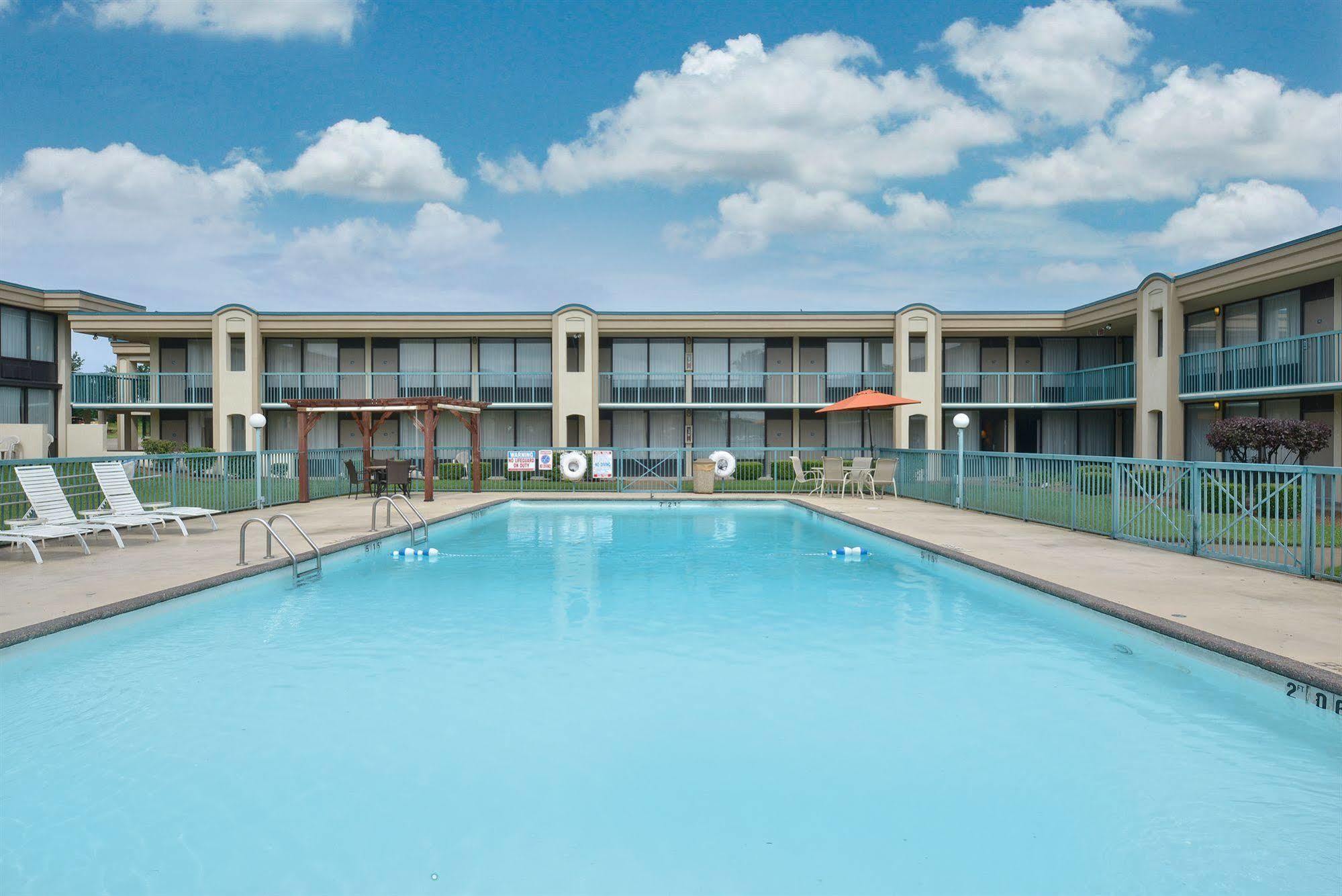 Days Inn By Wyndham Pittsburg Ks Εξωτερικό φωτογραφία